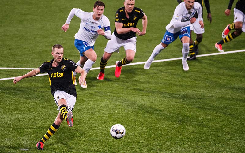 Sebastian Larsson gör 2-2 på straff under fotbollsmatchen i Allsvenskan mellan IFK Norrköping och AIK den 26 oktober 2020 i Norrköping.