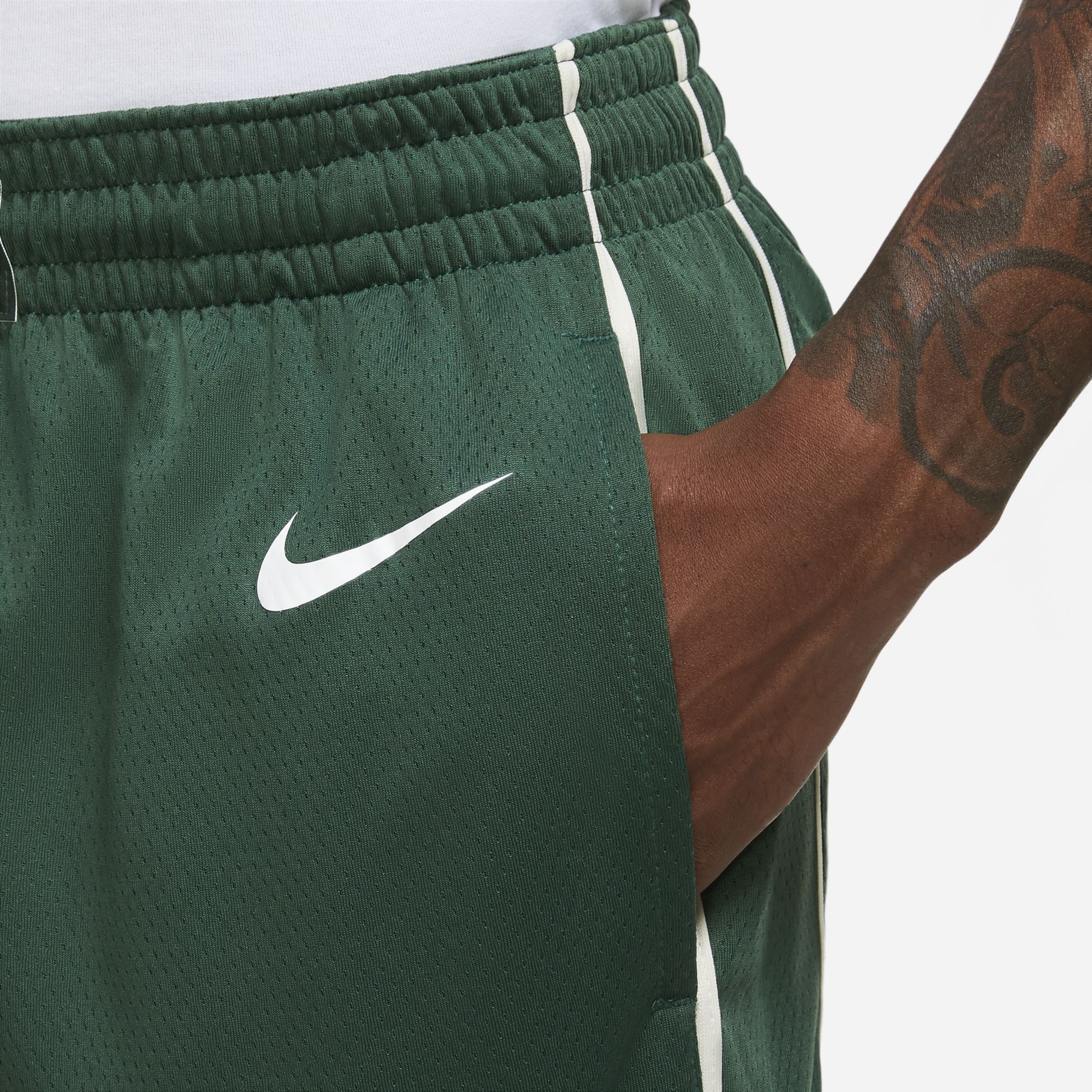 NIKE, MILWAUKEE BUCKS ICON EDITION MEN'S NIKE NBA SWINGMAN SHORTS