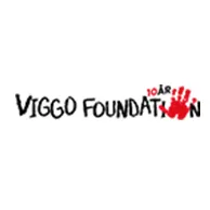 Logo reading "Viggo Foundation" with "10 År" and a red handprint replacing the 'O' in "Foundation."